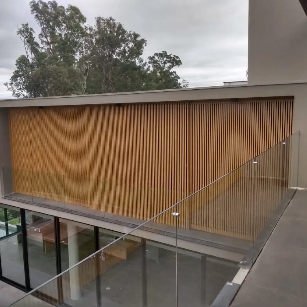 Terraço com guarda-corpo de vidro e brise em ripado