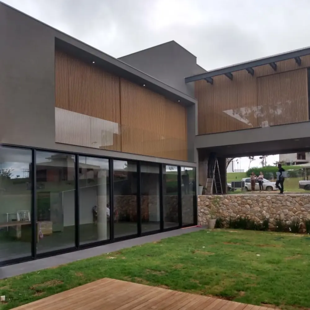 Fundos de casa com portas de correr de vidro abrindo para o jardim