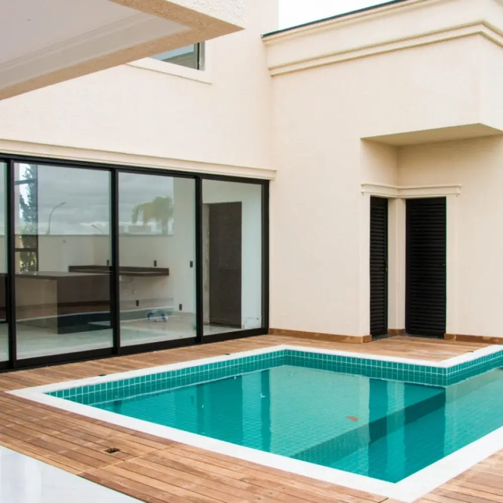 Casa com piscina e portas de correr em perfil preto